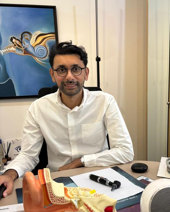Shoël, audioprothésiste, à son bureau du centre AuditionVision de Bagneux